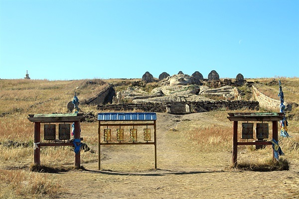 ▲ 이흐 부르한 불상모습. 사암, 화강암, 벽돌, 천연진훍과 광물을 혼합해 100여 명의 장인이 만들었다고 한다. ⓒ오문수