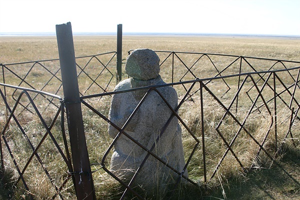 ▲ 첫번째 석인상과 400m 떨어진 지점에 있는 또 다른 석인상 모습. 머리 부분이 잘린 채 땅바닥에 떨어져있어 안동립씨가 엄숙한 마음으로 묵례를 올린 후 다시 원상회복 하자 사진에서만 보았던 석인상이 드러났다. ⓒ오문수