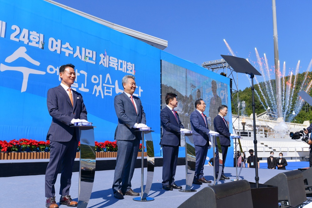 ▲ 기념행사 축포를 터뜨리고 있다.