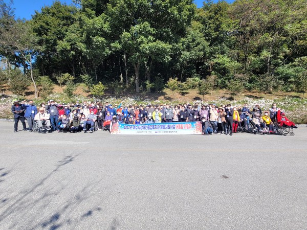 ▲ 정읍 구절초 지방정원 나들이 떠난 여수시장애인종합복지관