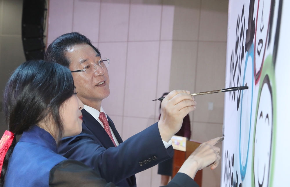 ▲ 캘리그라피 드로잉 퍼포먼스를 펼친 김 지사