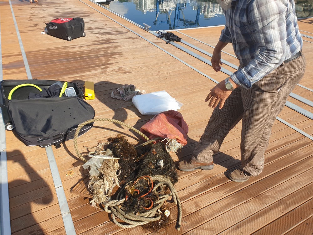 ▲ 다이버가 수거한 수중쓰레기