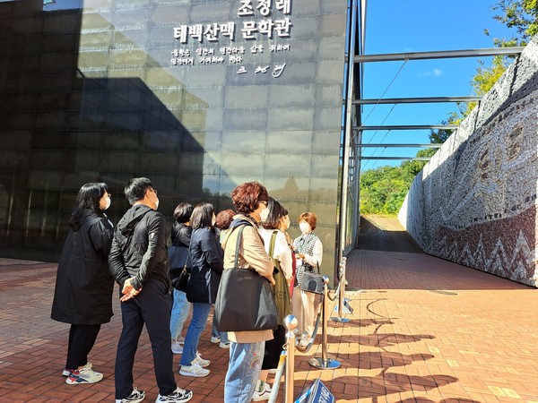 ▲ ⓒ 문화관광해설사의 설명을 듣고 있는 참여자들 모습