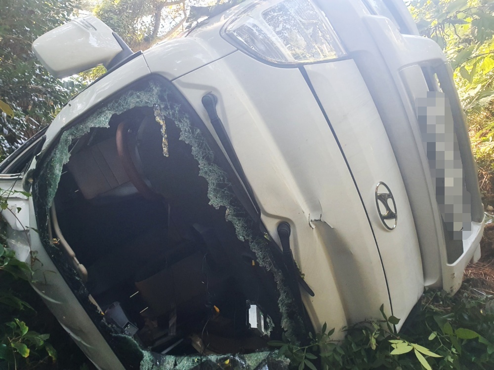 ▲낭떠러지에서 굴러 파손된 차량 ⓒ김성수