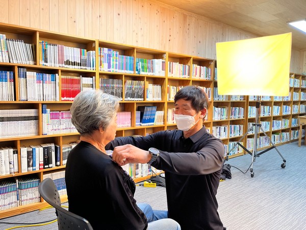 ▲ 장수사진 촬영을 위해 어르신 의상을 점검해주시는 2012포토그래피 박연식 대표님 ⓒ조상아