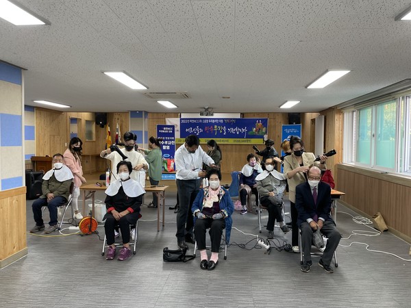 ▲이미용 재능 기부에 참여한 김겸헤어포레 ⓒ조상아