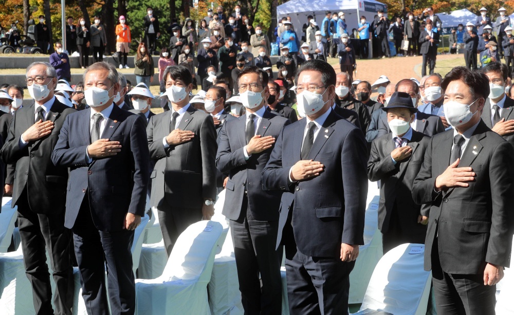 ▲ 여수ㆍ순천 10ㆍ19사건 제74주기 합동추념식에서 이상민 행정안전부 장관(왼쪽 세 번째), 김영록 전라남도지사(왼쪽 네 번째), 이규종 여순항쟁 유족 상임대표(왼쪽), 김대중 전남교육감(오른쪽)이 국기에 대한 경례를 하고 있다.