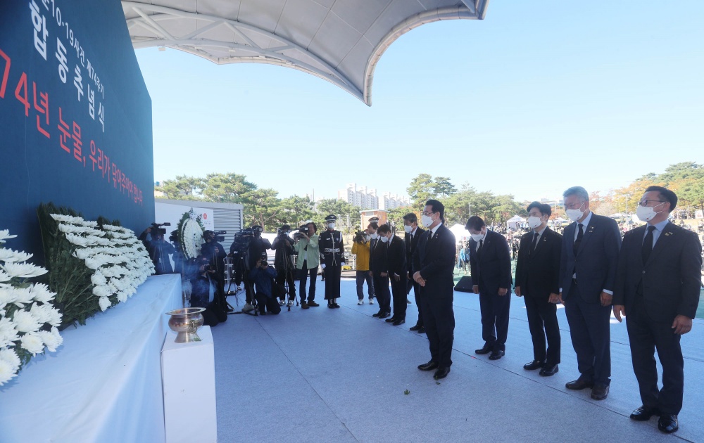 ▲ 합동추념식에서 희생자를 애도하며 분향을 올린 김 지사