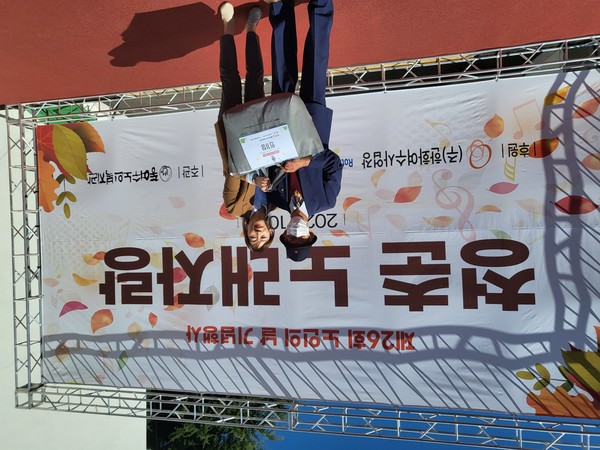 ▲ ⓒ 청춘노래자랑 인기상 수상 어르신 선물 전달 