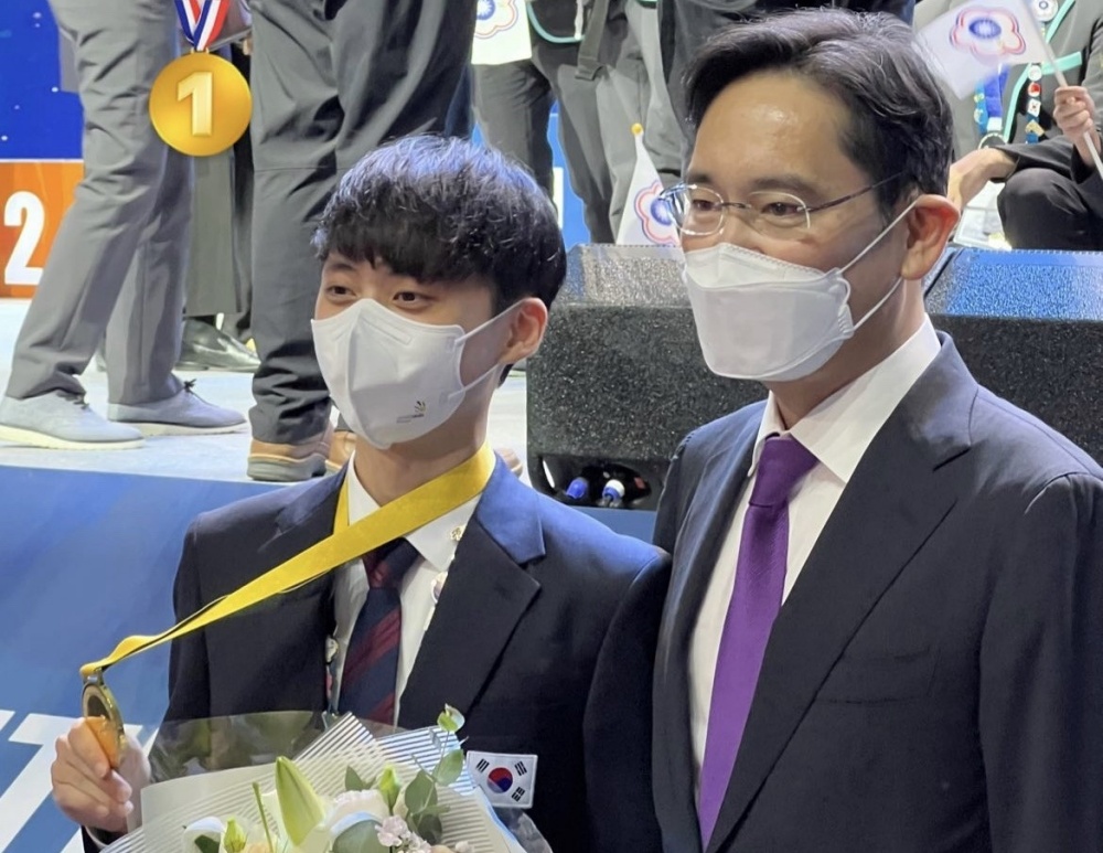 ▲ 여수정보과학고등학교 산업디자인과 졸업생 고시현 군이 국제기능올핌픽 특별대회에서 금메달을 수상했다.