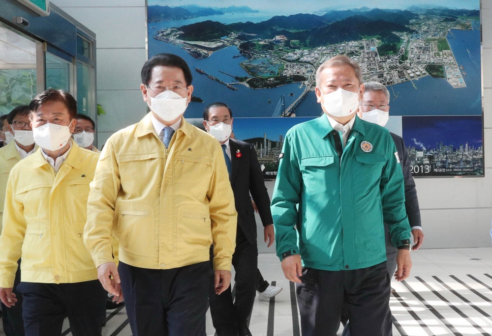 ▲ 이상민 행정안전부 장관과 김영록 전라남도지사가 19일 오후 여수국가산업단지 내 GS칼텍스(주) 1공장 홍보상황실에서 열린 여수국가산업단지 안전점검 회의에 참석하고 있다.