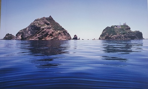 ▲ 독도의 모습 (왼쪽부터 서도, 동도)  ⓒ김종권.