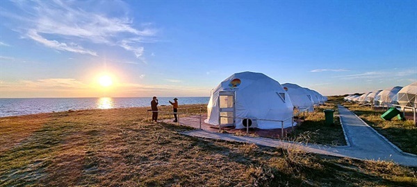 ▲일행이 1박한 "보이르리조트" 글램핑장 모습. 동몽골 보이르호숫가에 위치하고 있어 몽골인들의 여름철 피서지이다.  ⓒ오문수