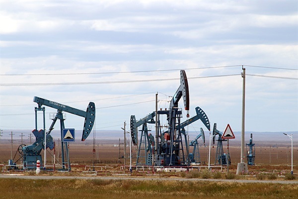 ▲중국인들이 개발한 유정에서 석유를 채취하는 모습. 이곳에서 채취한 원유는 중국으로 싣고가 정제해 중국인들이 이용한다. 하루빨리 몽골인들이 자주적으로 개발, 정제해 부국이 되길 마음속으로 빌었다.  ⓒ오문수