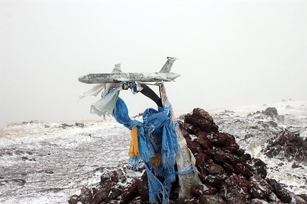 ▲ 눈보라와 강풍이 몰아치는 실링복드산을 오르니 오보위에 비행기 모형이 놓여있었다. 안전운항을 기원했을 걸로 추정된다. ⓒ오문수