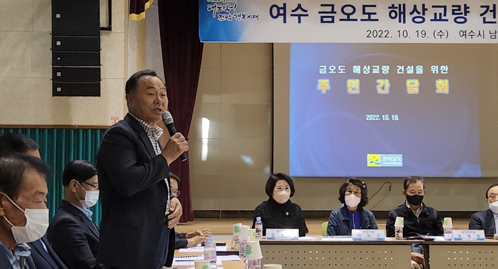 ▲ 정기홍 전 남면 이장단 협의회 회장이 교량 건설에 대한 고마움을 전하고 있다.