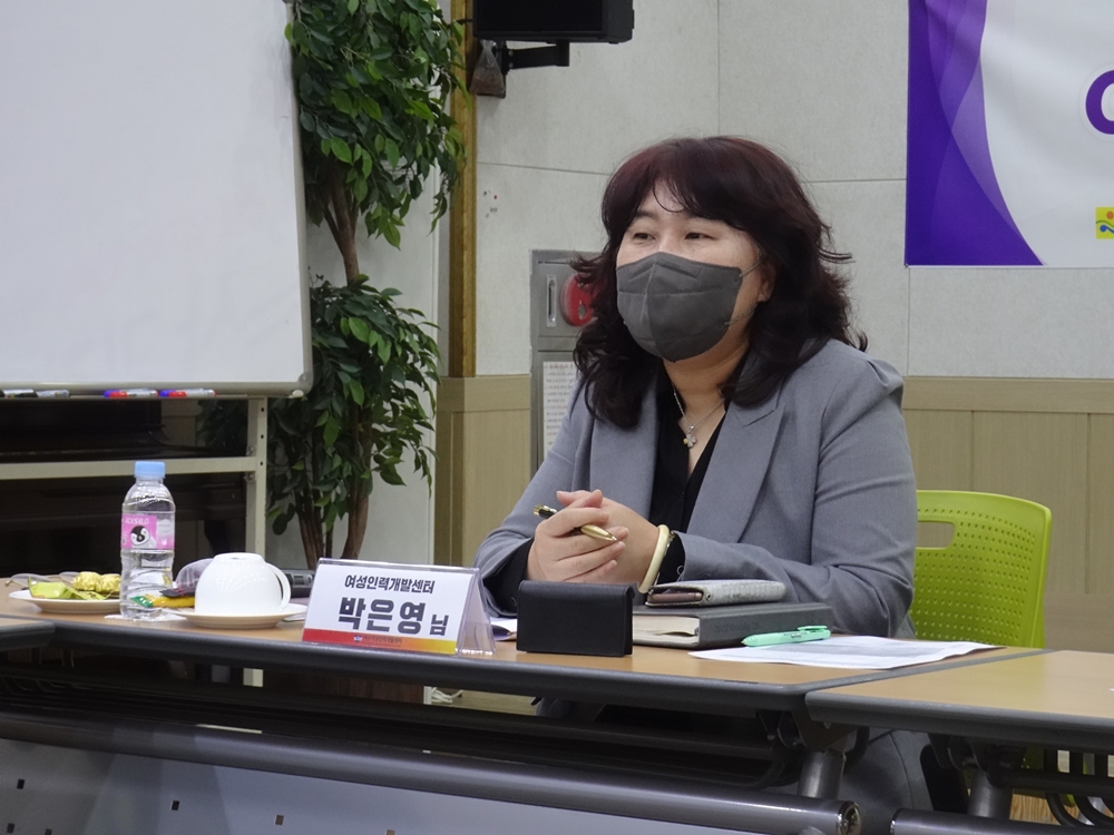▲ 여수여성인력개발센터 박은영 관장이 3년만에 개최되는 전남여성일자리박람회를 설명했다.