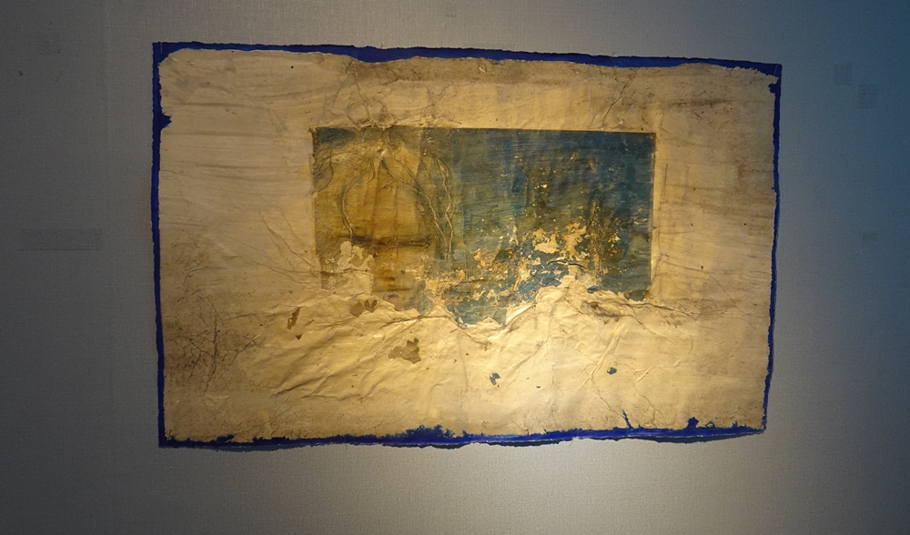 ▲이나경 작가의 작품 '애욕이 보살이다'. 모든 것을 다 바쳤는데, 그것마저 부족해 파도에 육신이 산화되어 없어져가는 인간의 모습을 그린 작품이다. 벽화 느낌이 나도록 작업했다 .