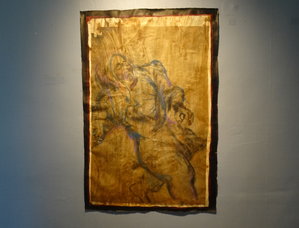 ▲생활전선에 놓인 어머니가 자식에게 밥을 먹이려 뛰쳐나가는 모습을 묘사했다. 어시장, 냉동창고, 공사장에서 일하는 어머니들의 거친 손을 담았다.