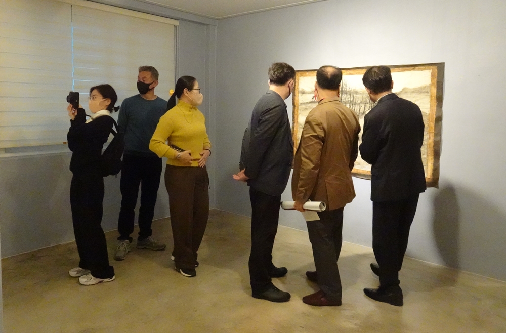 ▲ 작품을 감상하는 관객들