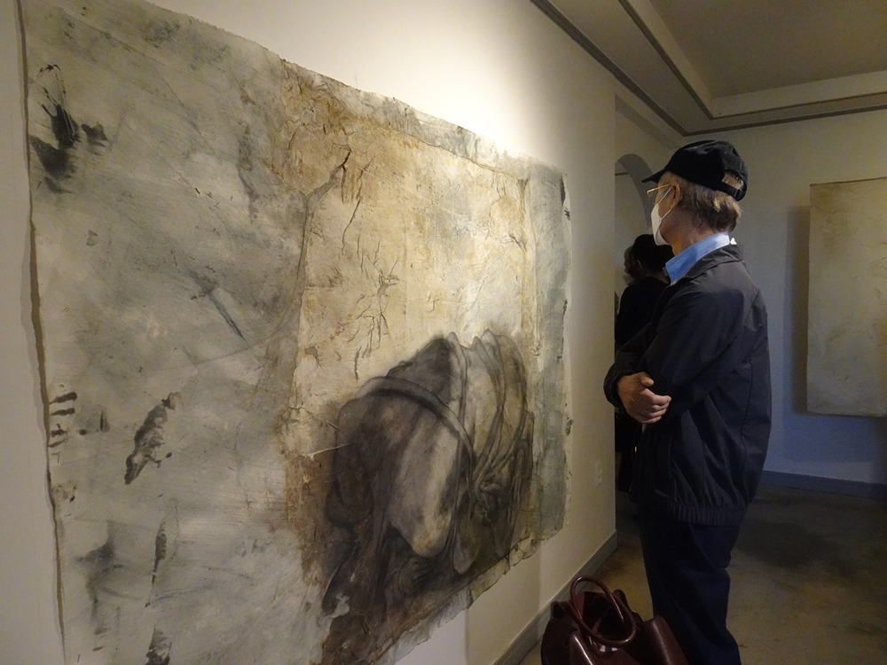 ▲ 에그갤러리를 방문한 시민이 이나경 작ㄱ의 작품을 감상하고 있다.