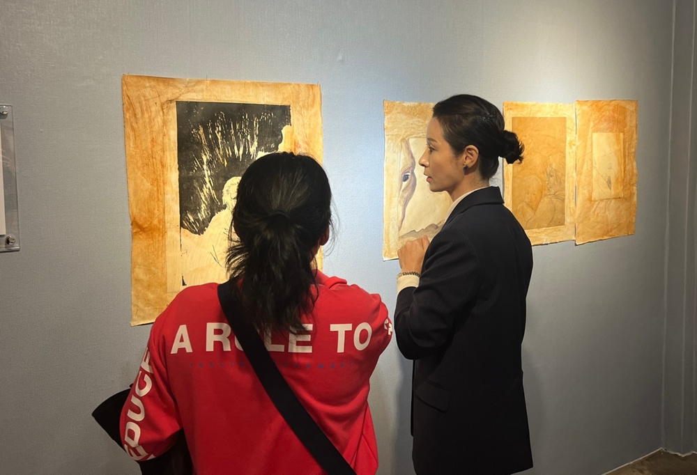 ▲에그갤러리 소속 박정윤 도슨트가 작품을 설명하고 있다.