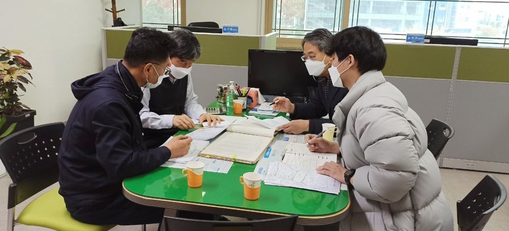 ▲ 제기된 민원을 검토하는 시민옴부즈만