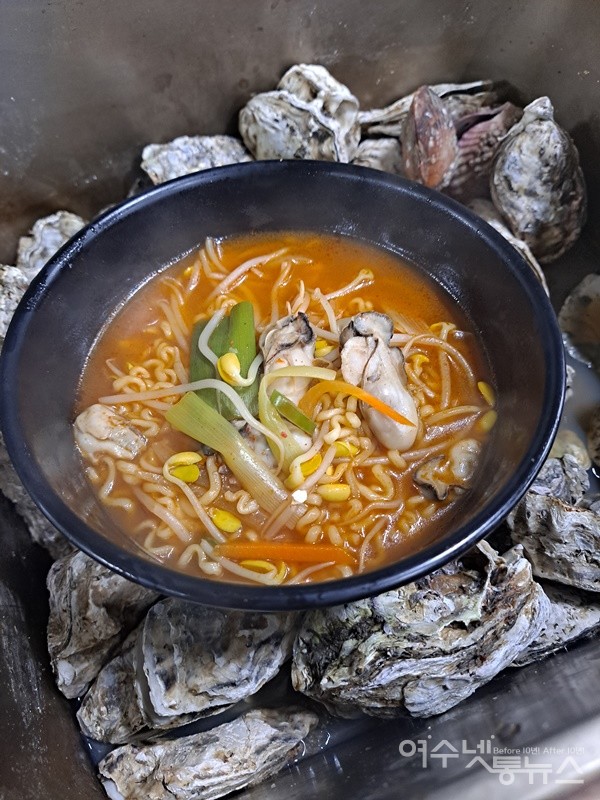 ▲굴 라면이다. 라면에 알굴과 콩나물을 넣어 끓여내 시원한 맛이 일품이다. ⓒ조찬현