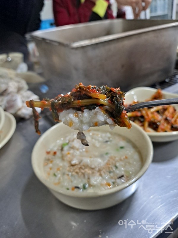 ▲물을 붓고 잘게 썬 당근과 양파, 대파를 넣어 끓여낸 굴죽은 가히 걸작이다. ⓒ조찬현