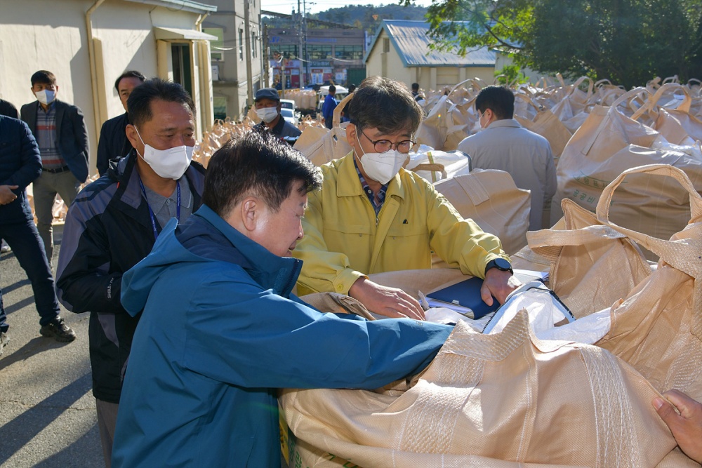 ▲정기명 시장이 25일 아침 첫 수매 장소인 소라면 덕양농협창고를 방문했다.