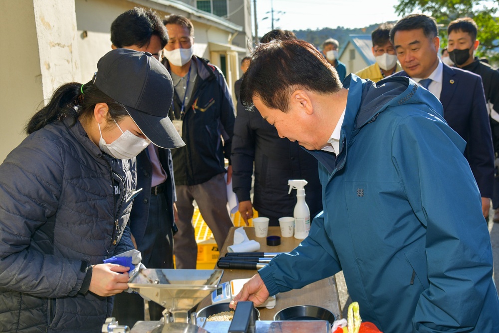 ▲ 정기명 시장이 25일 아침 첫 수매 장소인 소라면 덕양농협창고를 방문했다.