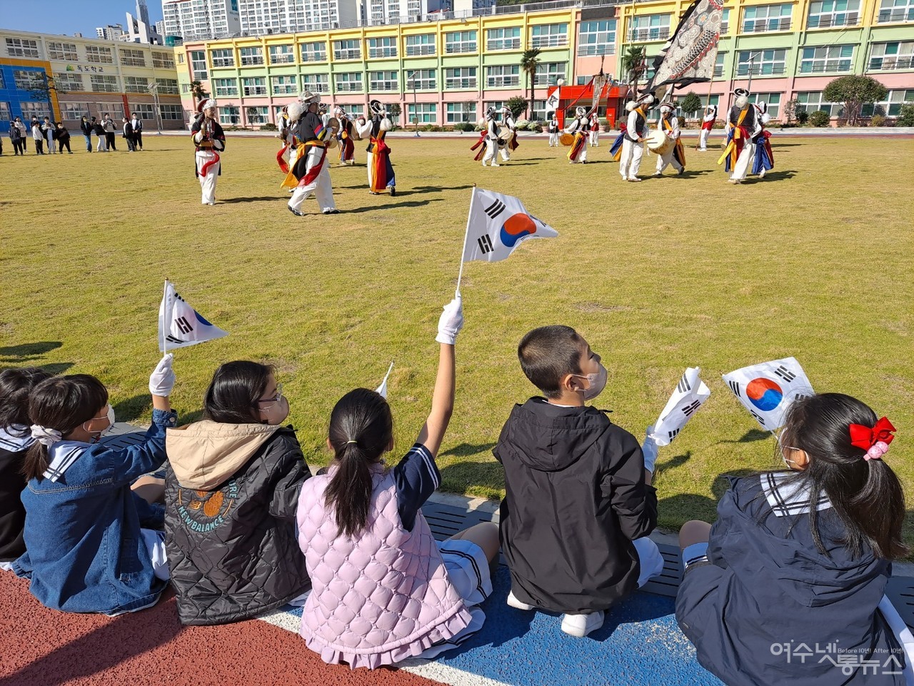 ▲ 남초등학교 운동장에서 초등학교 학생들이 손에 태극기를 흔들며 환호하는 가운데 공연된 여수 삼도메구도 참여자들의 많은 관심을 끌었다.ⓒ조찬현