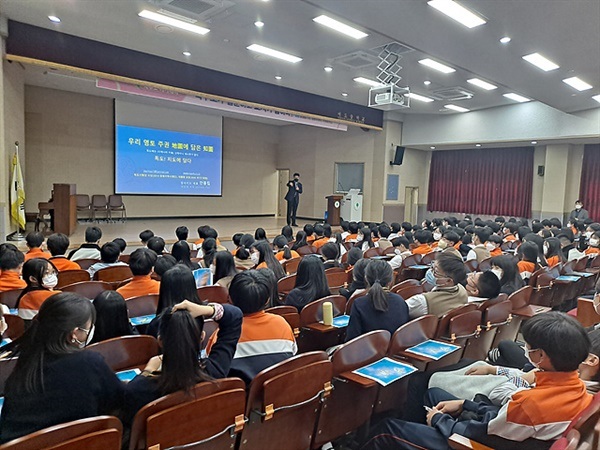 ▲ 24일 여수 여도중학교 2학년 168명을 대상으로 독도 강의 중인 동아지도 대표 안동립씨 모습. ⓒ오문수