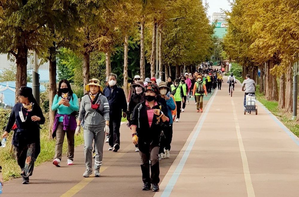 ▲ 22일 걷기좋은길 함께걸어요 행사에 시민 500여명이 참가했다.