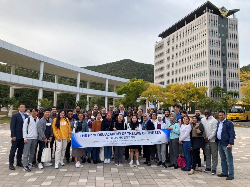 ▲ 교육생들이 대강당 앞 광장에서 단체기념사진을 찍고 있다.