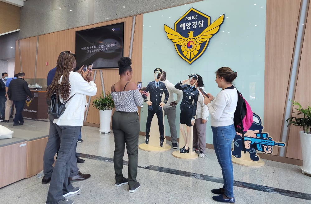 ▲ 재난실습장 내 설치된 포토존에서 사진을 찍는 교육생