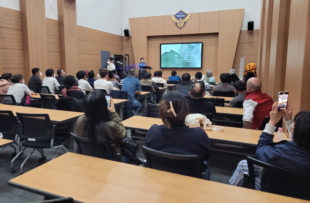 ▲ 해양경찰교육원 시설을 둘러보는 교육생