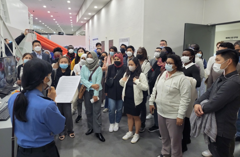 ▲ 교육원 시설을 둘러보는 모습