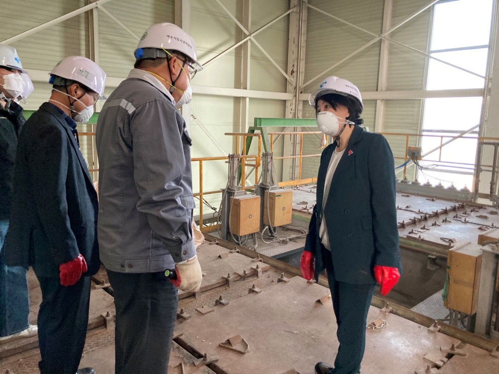 ▲현장 안전보건 종합점검에 나선 김유화 이사장