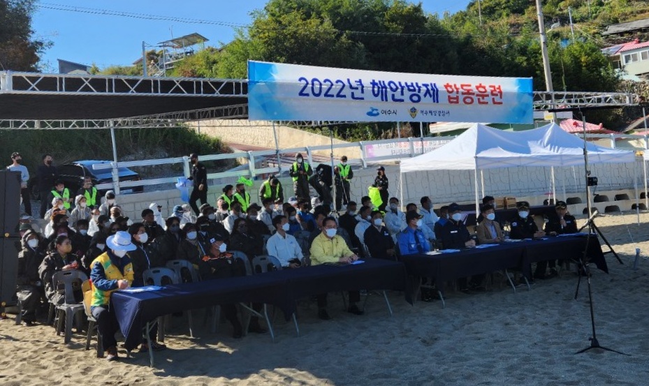 ▲ 모사금해수욕장에서 민·관 합동 해안방제 훈련을 실시하고 있다.