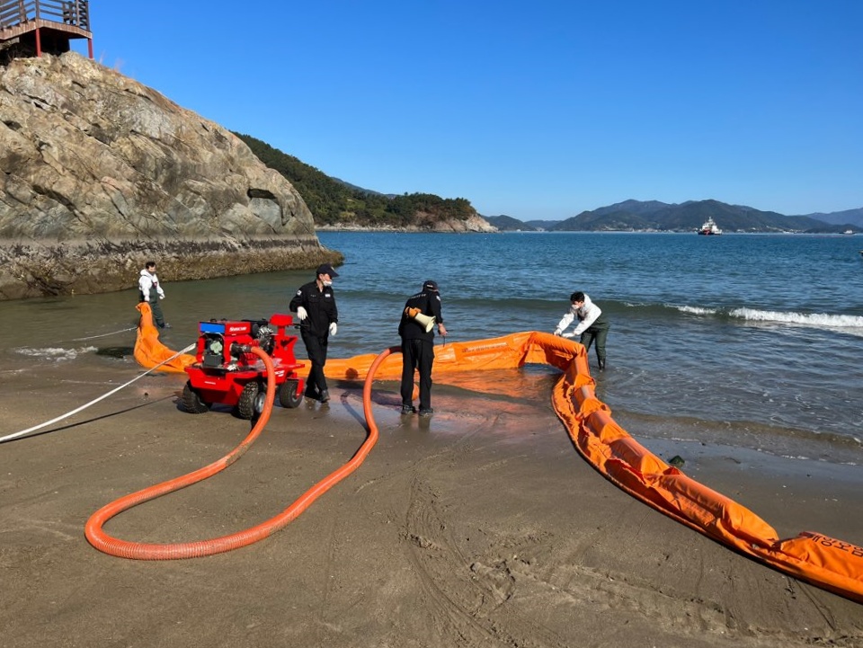 ▲ 모사금해수욕장에서 민·관 합동 해안방제 훈련을 실시하고 있다.