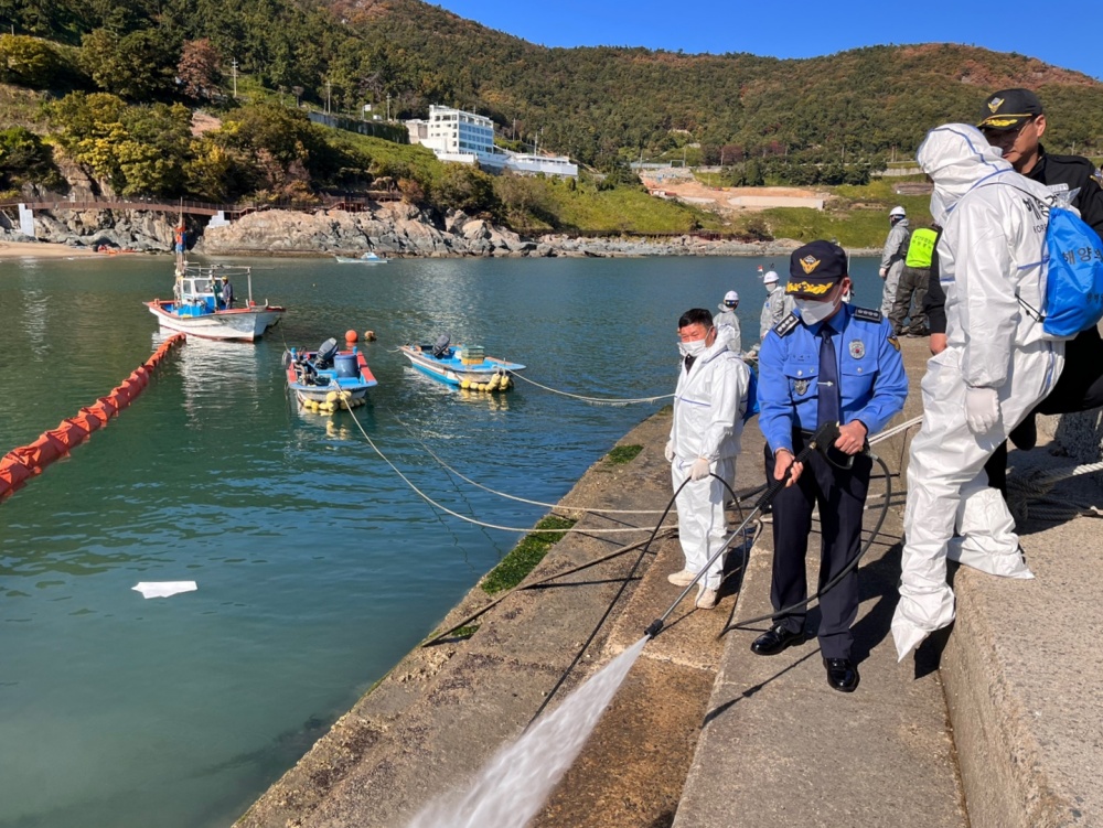 ▲ 모사금해수욕장에서 민·관 합동 해안방제 훈련을 실시하고 있다.