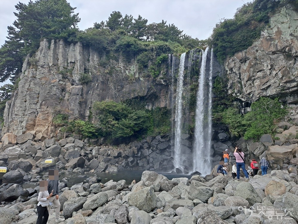 ▲ 정방폭포는 천지연폭포·천제연폭포와 더불어 제주도 3대 폭포 중의 하나다.ⓒ조찬현