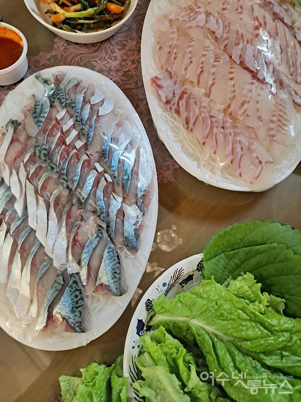▲ 동문시장에서 떠온 고등어회와 능성어회다. ⓒ조찬현