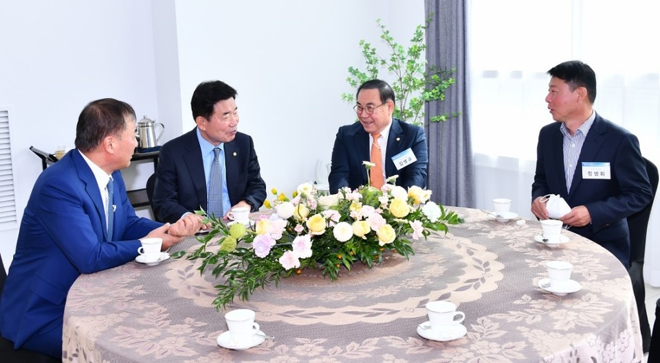 ▲ 김영규 의장이 KBC 창립 27주년 기념 ‘대한민국 미래포럼’ 개최 전 김진표 국회의장을 접견했다.