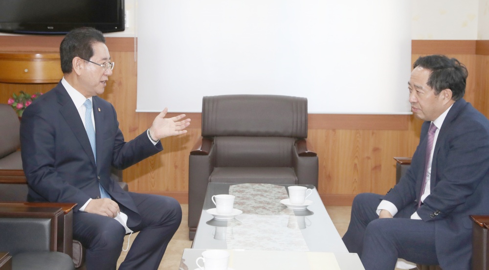 ▲ 김 지사가 강승규 대통령실 시민사회수석을 만나 지역 현안을 건의했다.