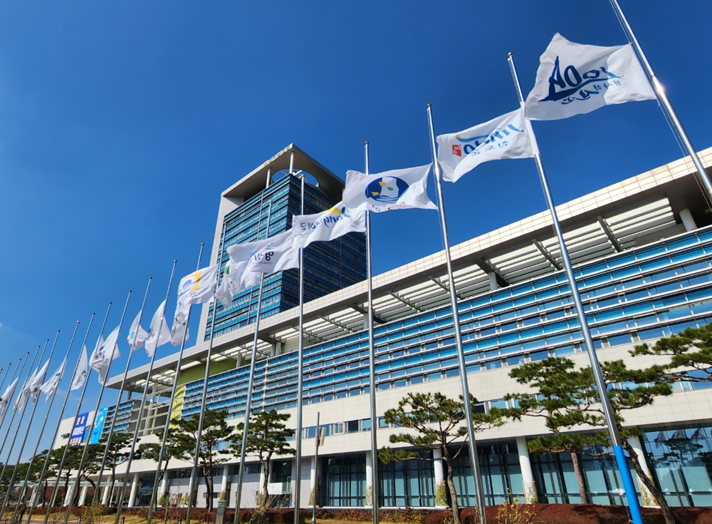 ▲ 조기 내걸린 전라남도청