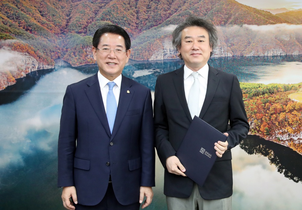 ▲ 김영록 도지사가 이건수 2023 전남국제수묵비엔날레 총감독에게 위촉장을 수여했다.