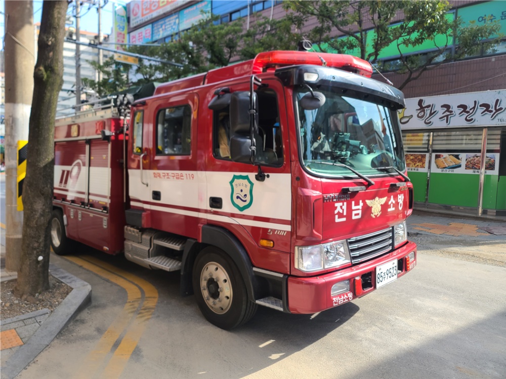 ▲ 여수소방서 여서119안전센터 길터주기 훈련 모습