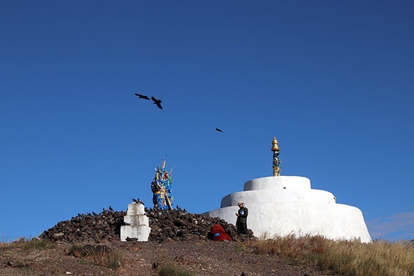 ▲  알탕오보 정상에는 밑변 지름 9m 인 3층 사리탑이 있다. 오보제에서는 대체로 가축의 번식, 가족과 부락의 안녕, 목초가 잘 자라도록 기원한다. 1999년 열린 알탕오보제에서는 국가의 안녕과 가축의 번영을 기원하는 몽골인 10만명이 참석했다고 한다. ⓒ오문수